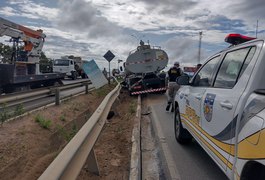 Motorista de caminhão carregado de combustível perde controle e sai da pista na AL-220, em Arapiraca
