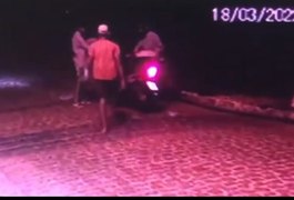 Antes de assalto a lanchonete em Arapiraca, dupla criminosa roubou moto de entregador; VEJA O VÍDEO