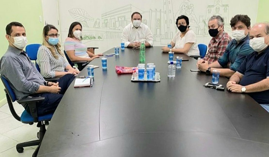 Luciano Barbosa faz reunião com diretores de hospitais para traçar protocolos contra covid-19