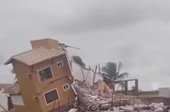 VÍDEO: Casa não suporta força do mar e desaba em praia do litoral sergipano