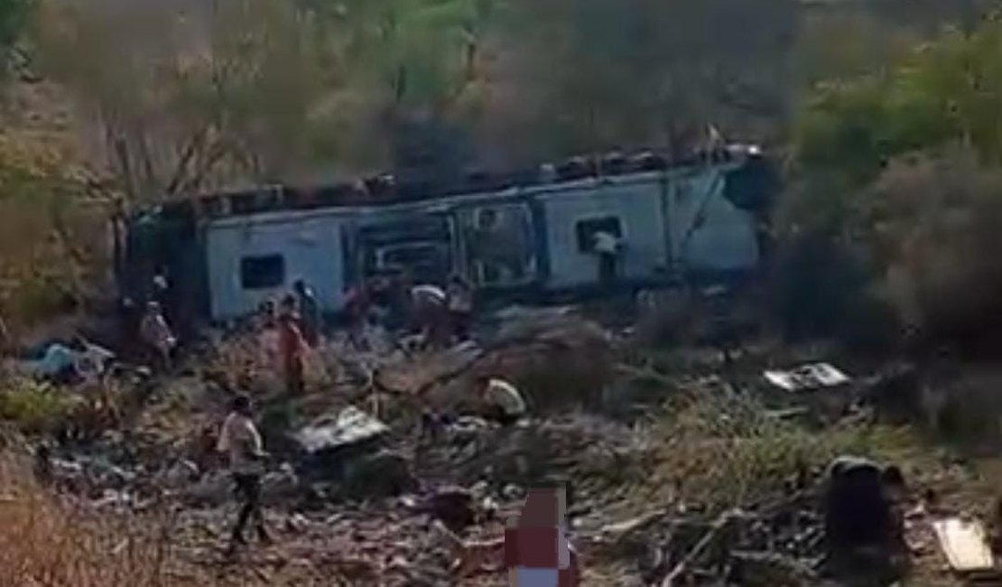 Capotamento de ônibus com romeiros na AL-220 provoca mortes e deixa feridos no Sertão de Alagoas