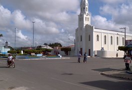 Homem é assassinado a tiros em praça de Junqueiro, Alagoas