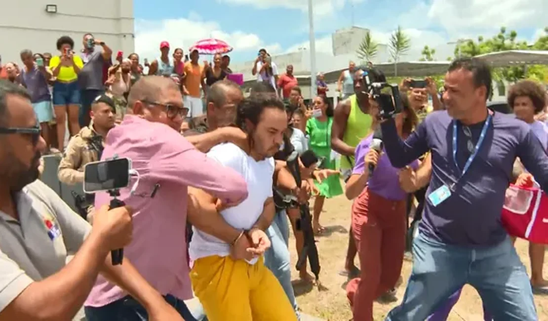 Investigado por matar Sara Mariano passa por audiência sob gritos de 'assassino' e tem cabelo puxado por manifestante