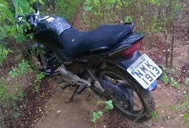 PM encontra moto roubada abandonada em Lagoa da Canoa