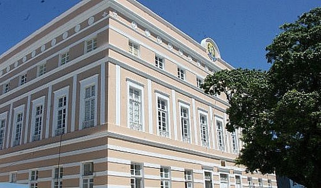 Deputados promulgam lei que garante meia-entrada a professores, em AL