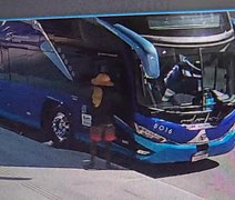 Polícia tenta  identificar e prender suspeito de roubar objetos de ônibus de turismo