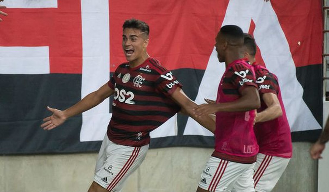 Flamengo vence Bahia de virada e fica a três vitórias de título brasileiro