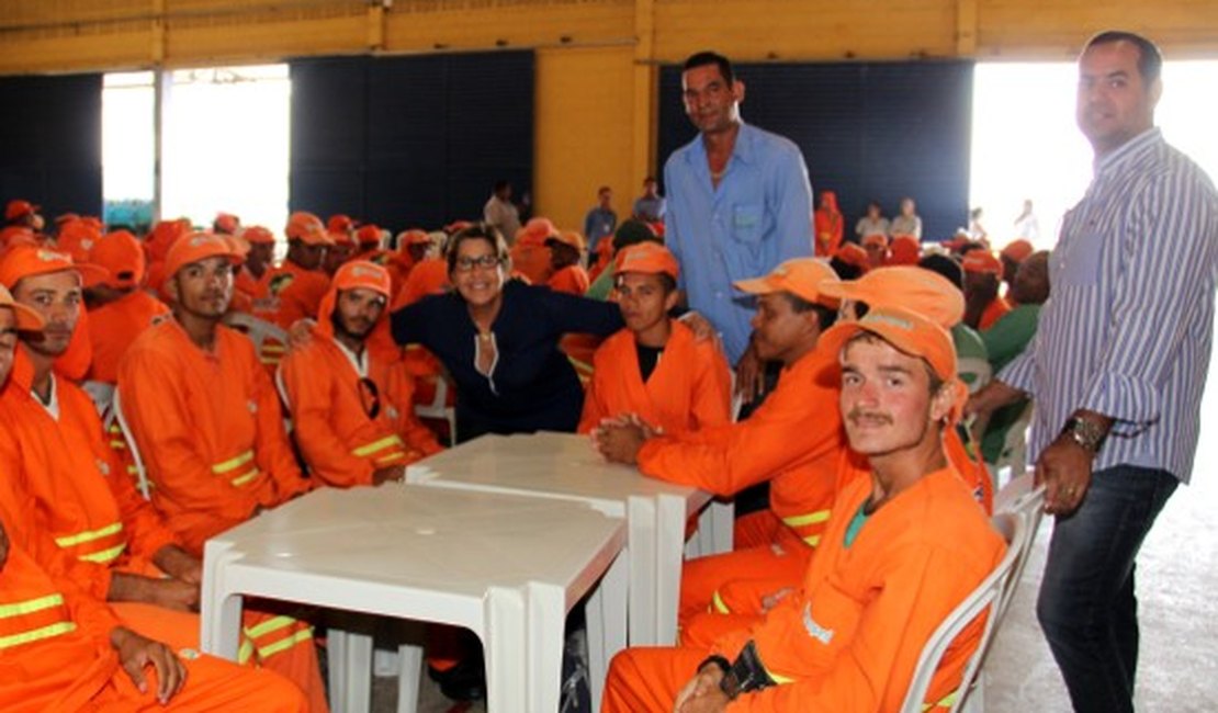 Célia participa de café da manhã com trabalhadores da Limpel