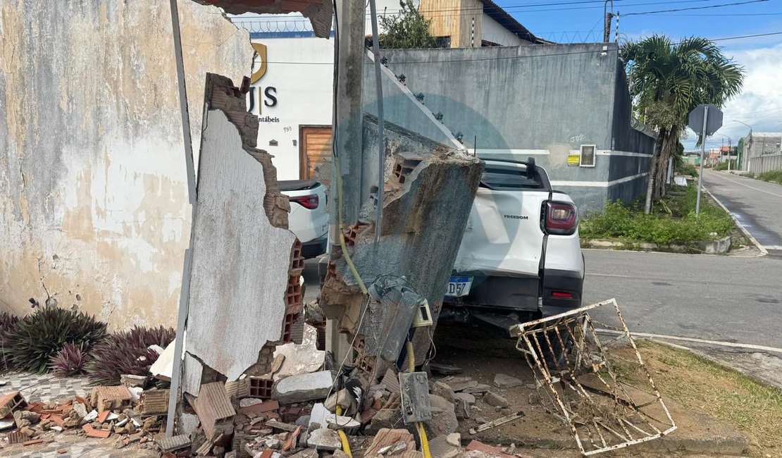Colisão entre carros termina com veículo atingindo muro de residência em Arapiraca