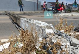 Motorista dá ré e caminhão derruba poste de energia elétrica em Arapiraca