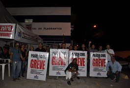 Policiais civis acampam em frente à Central de Flagrantes, em Maceió