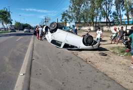 Veículo de passeio é fechado por motocicleta, condutor perde o controle e capota em avenida de Maceió