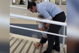 Após pai desviar doações, bebê amputado ganha prótese e dá primeiros passos