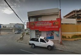 Três pessoas ficam trancadas em banheiro durante assalto à farmácia