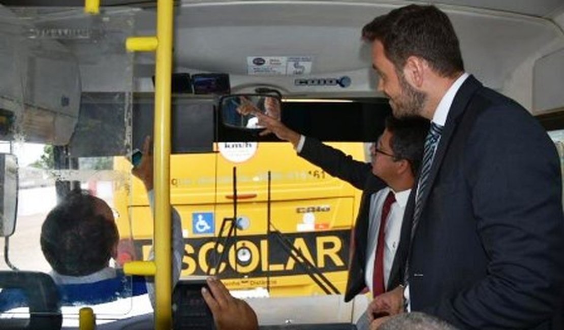 Fiscalização interdita veículos que fazem transporte escolar em Pilar