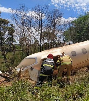 Avião sai da pista de pouso, cai em ribanceira e deixa feridos