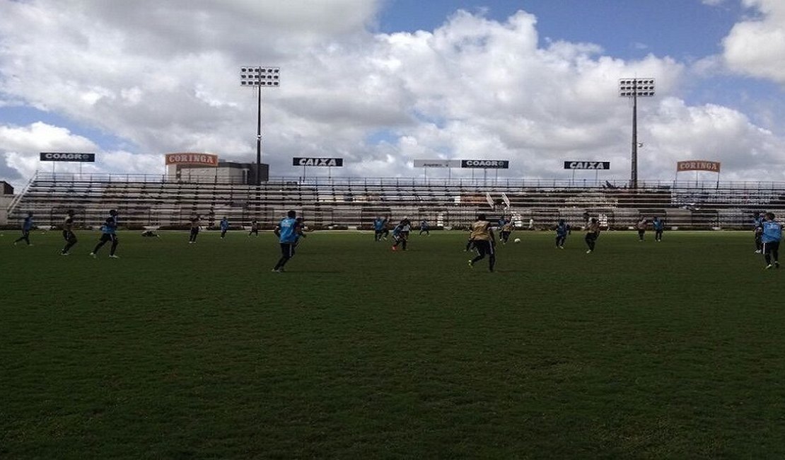 Vica faz treino coletivo e aproveita para realizar testes na equipe