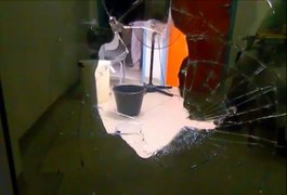 Homem é autuado por ameaça, dano e desacato, após quebrar porta da UE