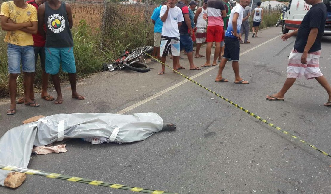 Motociclista morre após invadir contramão e colidir contra caminhão na AL-220, em Arapiraca