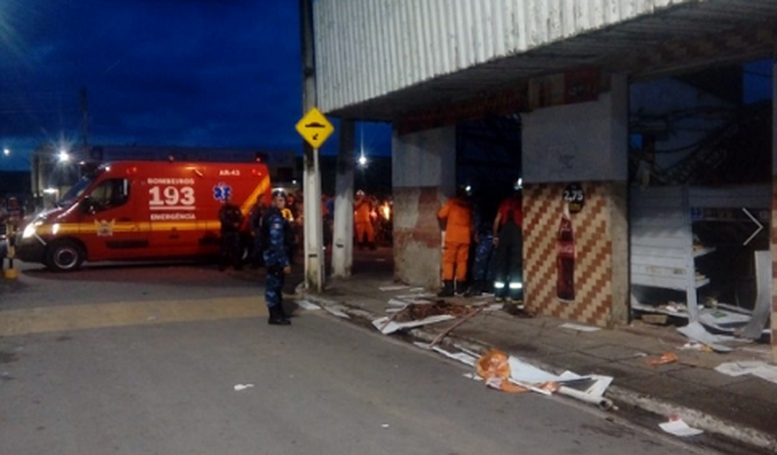 Três pessoas ficam feridas em desabamento de teto de padaria no interior do estado