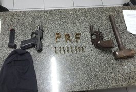 PRF prende dupla acusada de tráfico de armas em São Miguel dos Campos