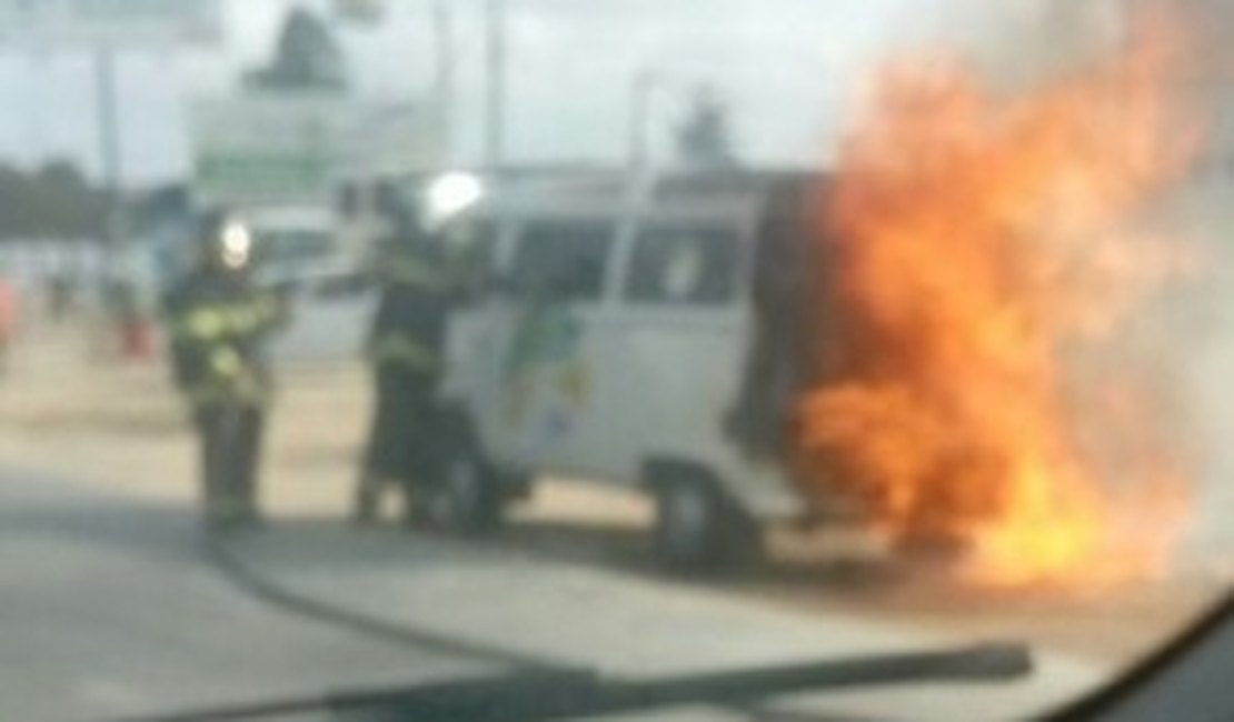 Corpo de Bombeiros é acionado após Kombi pegar fogo em trecho da BR-104, em AL