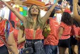 Ladeada por famosos, blogueira de Alagoas curte desfile das campeãs no RJ