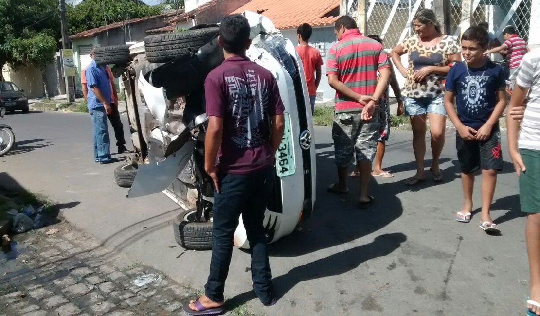 Veículo colide em árvore e tomba no bairro Manoel Teles, em Arapiraca
