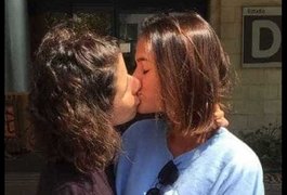 Atrizes protestam contra 'cura gay' com beijo