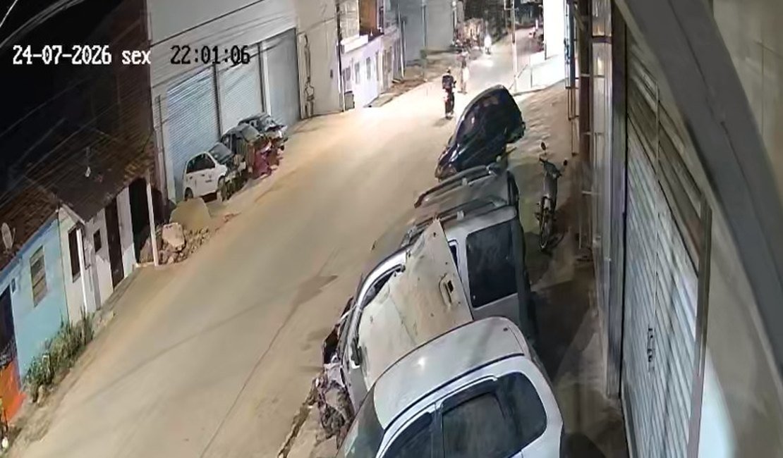 Câmera de segurança registra colisão frontal entre motos que deixou entregador ferido, em Arapiraca; assista