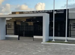 Homem é preso por quebrar computador e estrangular o próprio filho, em Maceió