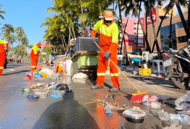 Prefeitura de Maceió recolhe 61 toneladas de lixo deixadas nas praias durante a virada