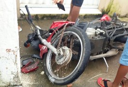 Motoqueiro colide moto em poste e fica ferido, em São Miguel dos Campos