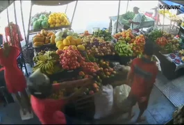 VÍDEO: Criminoso mata homem com vários tiros em feira de frutas na Bahia