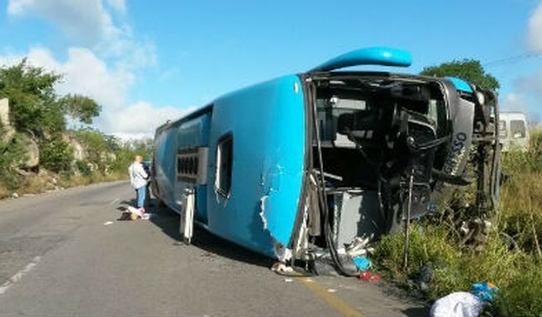 Acidente com ônibus deixa vários feridos na BR-232 em Caruaru