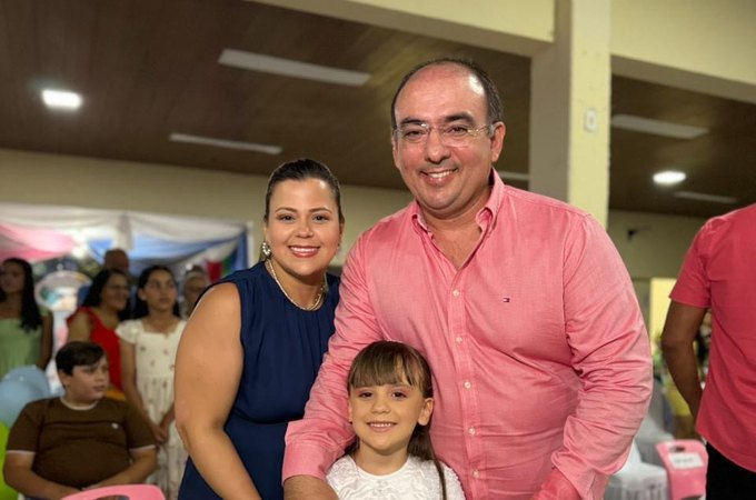 Prefeito de Junqueiro celebra formatura da filha na rede pública de ensino