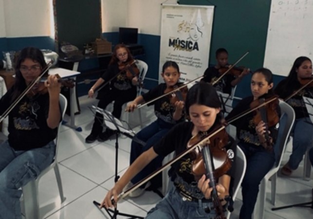48 meninas que vão integrar a primeira orquestra sinfônica exclusivamente feminina de Alagoas, em Taquarana, vão fazer a primeira viagem de trem de suas vidas