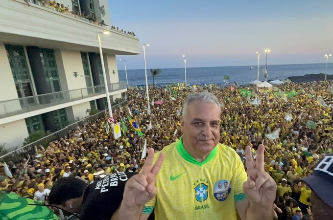 Carnaval da Democracia: Salvador se vestiu de verde e amarelo para receber Flávio Bolsonaro e Alfredo Gaspar no Farol da Barra