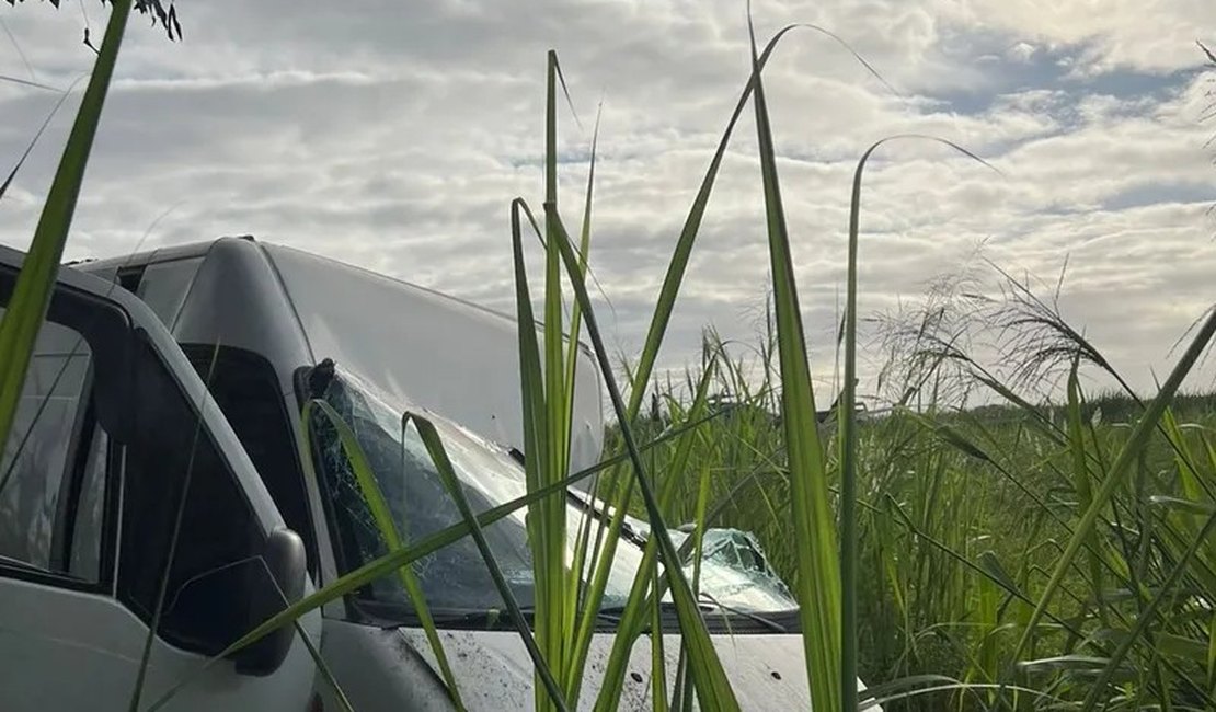 Colisão entre vans deixa motorista ferido na BR-316 entre Satuba e Pilar