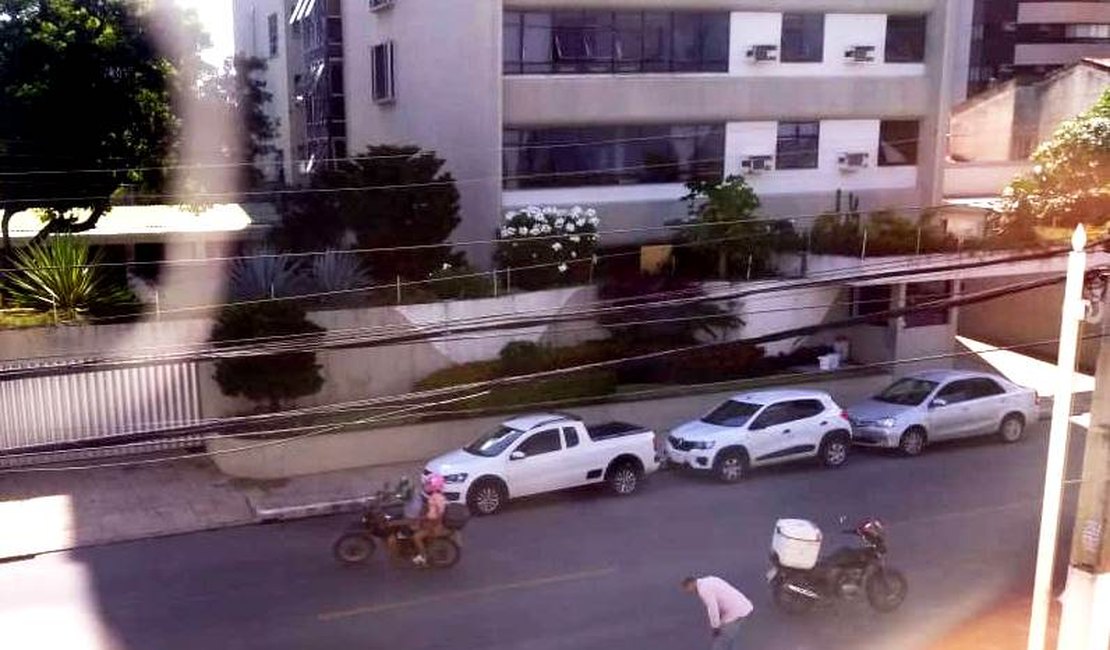 Motociclista é baleado após briga de trânsito no Farol; suspeito fugiu