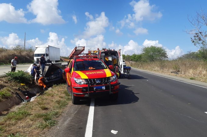 Três pessoas ficam feridas e uma morre em capotamento de carro na BR-101, em Porto Real do Colégio