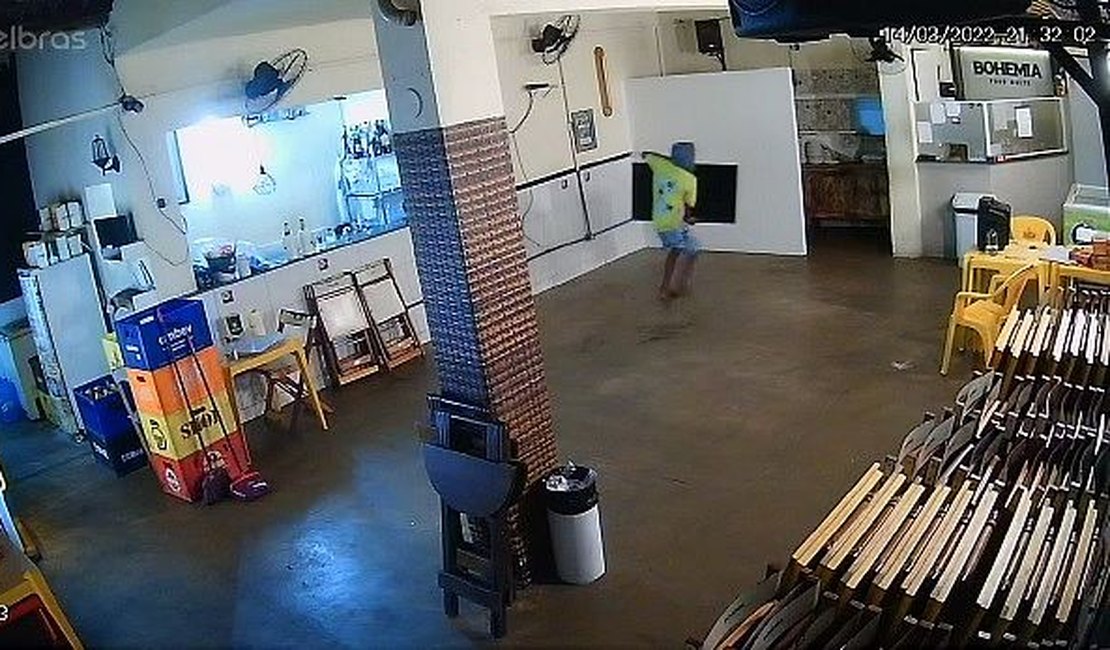 Câmera de segurança flagra homem furtando TV em restaurante de Maceió; assista