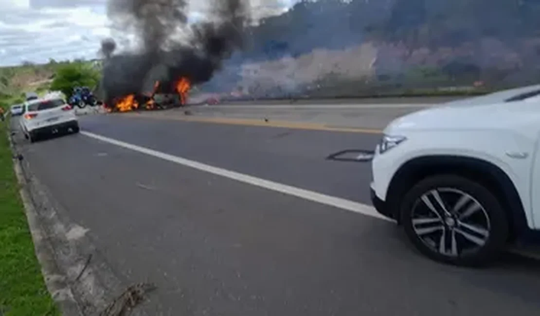 Grave acidente entre dois veículos deixa 10 mortos na BR-101