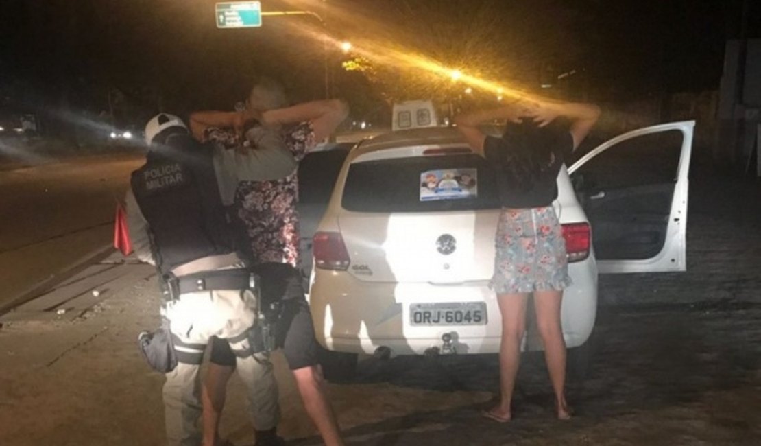 Mãe é presa por fornecer bebida alcoólica e entregar volante ao filho menor