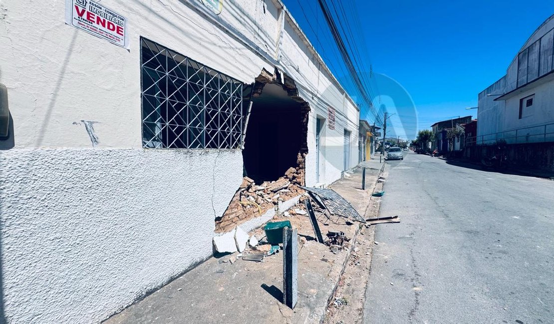 Motorista esquece de puxar freio de mão e caminhão desgovernado abre buraco na parede de residência, em Arapiraca