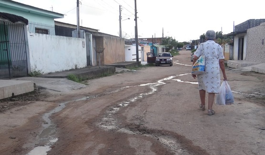 Família é mantida refém em casa, persegue bando e recupera moto roubada