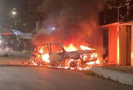 Vídeo. Carro de passeio fica completamente destruído por chamas, em Maceió