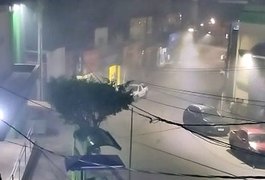 Chamas destroem parte de pastelaria no Centro de São Miguel dos Campos; assista