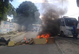 Motoristas de transportes complementares fecham avenida em Maceió cobrando redução no preço dos combustíveis