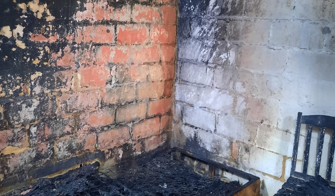 Homem ateia fogo na própria casa e imóvel fica destruído em Maceió